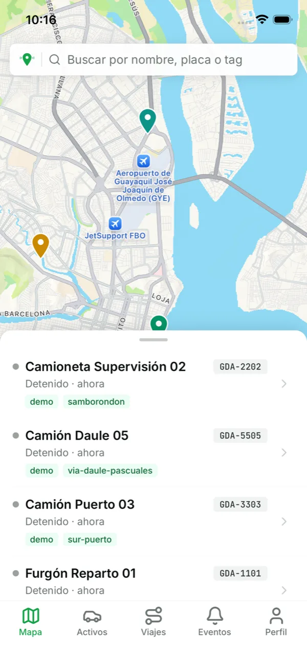 Mapa en vivo de la app de Ubitrack con los vehículos de la flota y la lista debajo